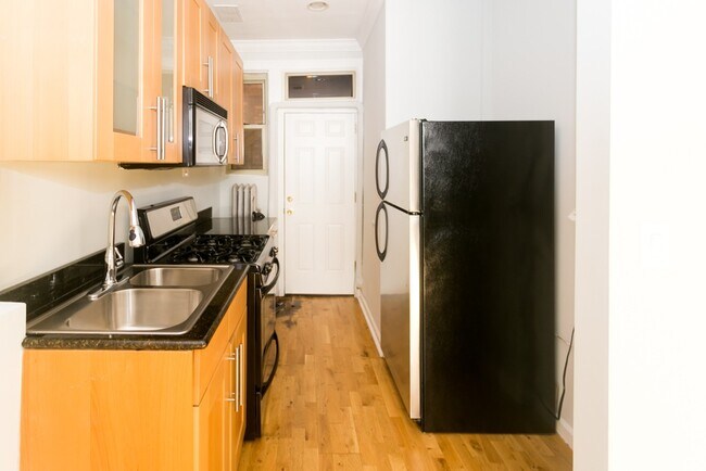 551 W Surf St in Chicago, IL - Building Photo - Building Photo