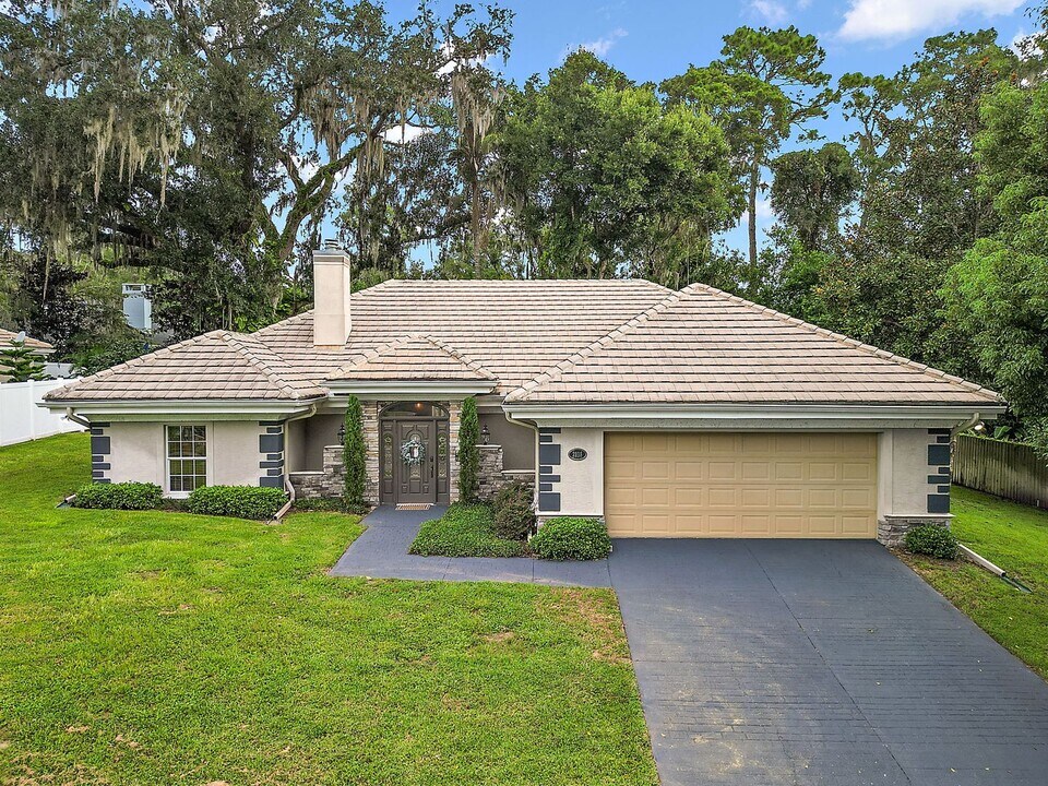 2115 Oak Leaf Cir in Mount Dora, FL - Building Photo
