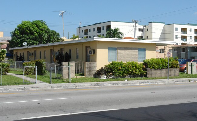 2101 SW 1st St in Miami, FL - Foto de edificio - Building Photo