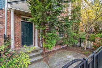 875 NE Caden Ave in Hillsboro, OR - Foto de edificio - Building Photo
