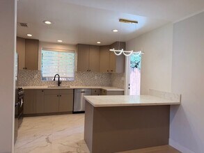 14843 Morrison St in Los Angeles, CA - Foto de edificio - Building Photo