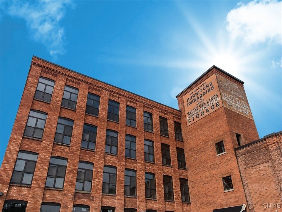 800 N Clinton St in Syracuse, NY - Building Photo