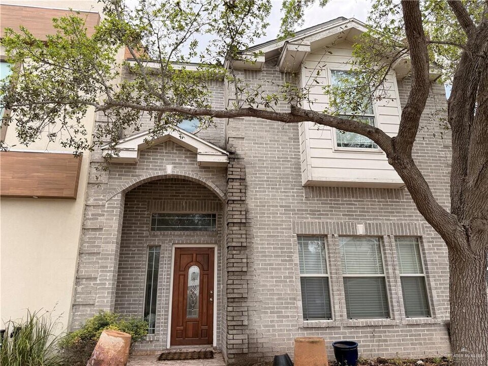 15 Fourth N St in McAllen, TX - Building Photo