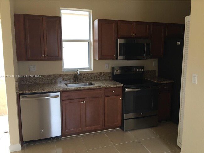 17091 SW 96th St in Miami, FL - Foto de edificio - Building Photo