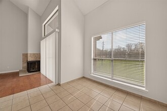 8483 Sands Point Dr in Houston, TX - Building Photo - Building Photo