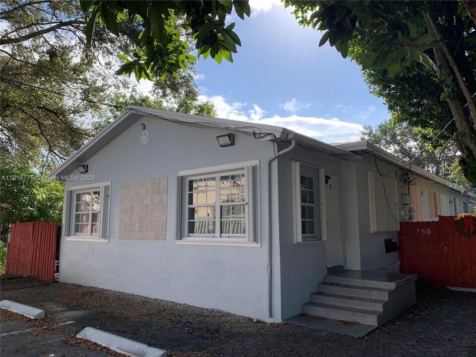 750 NE 86th St in Miami, FL - Foto de edificio