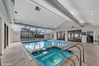 1955 N Hicks Rd in Palatine, IL - Foto de edificio - Building Photo