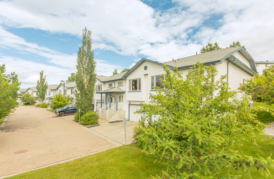 Hermitage View in Edmonton, AB - Building Photo