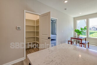 27429 E Oak Vw Dr in Lone Jack, MO - Building Photo - Building Photo