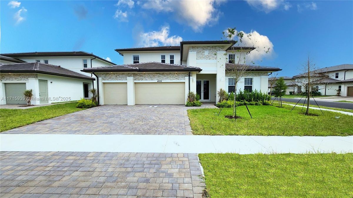 4458 SW 122nd Wy in Davie, FL - Building Photo