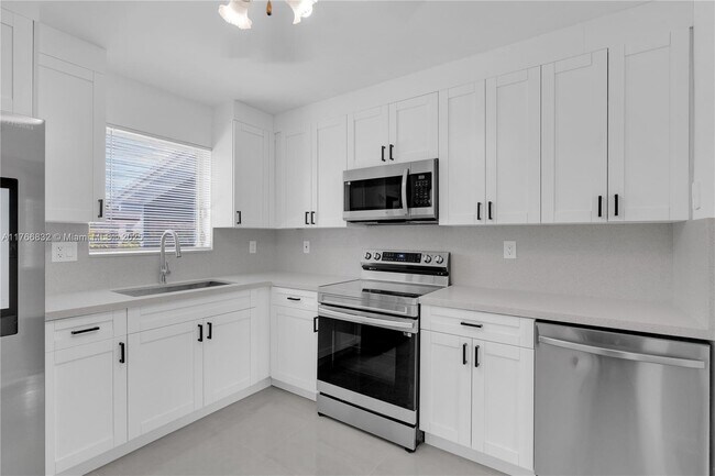 721 SW 64th Ter in Pembroke Pines, FL - Building Photo - Building Photo