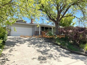 1004 Windsor Dr in Lafayette, CA - Building Photo - Building Photo