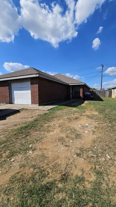 1900 San Rafael St in Fort Worth, TX - Building Photo