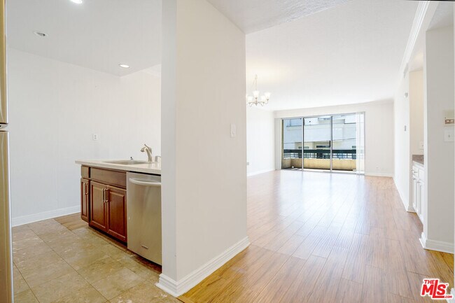 447 La Fayette Park Pl in Los Angeles, CA - Building Photo - Building Photo