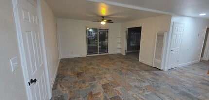 1551 Hickory Ln in Olivehurst, CA - Foto de edificio - Building Photo