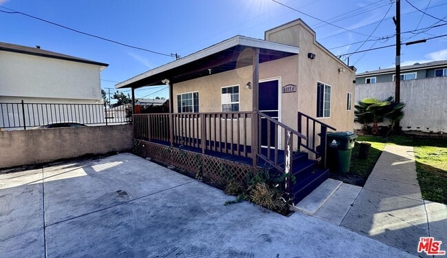 6117 1/2 S Victoria Ave in Los Angeles, CA - Building Photo - Building Photo