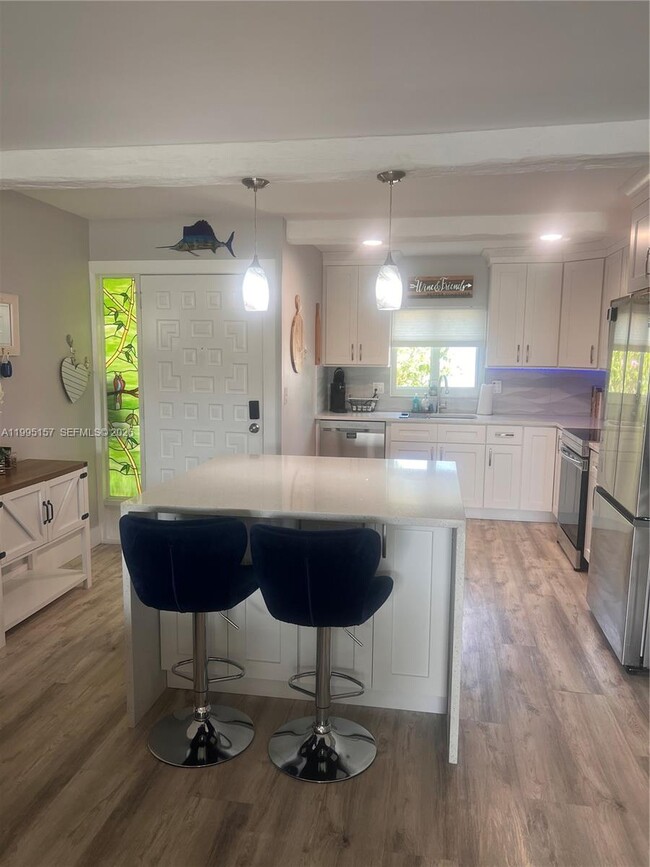 1561 NE 12th Terrace in Jensen Beach, FL - Foto de edificio - Building Photo