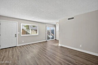 860 E Brown Rd in Mesa, AZ - Foto de edificio - Building Photo