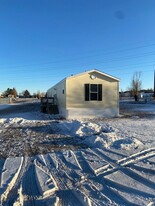 871 Cal Dr in Dickinson, ND - Building Photo - Building Photo