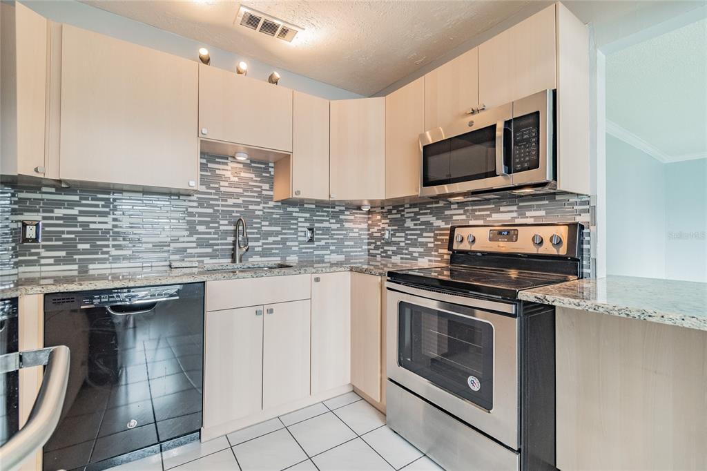 337 S McMullen Booth Rd, Unit Bedroom 2 private in Clearwater, FL - Building Photo