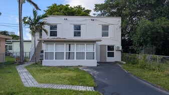 708 NE 4th St in Hallandale Beach, FL - Building Photo