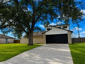 214 Oleander St in Lake Jackson, TX - Building Photo