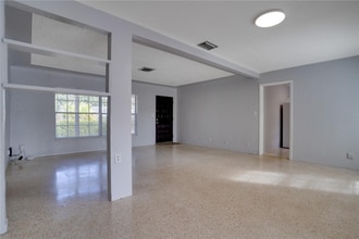 6238 13th Ave S in Gulfport, FL - Foto de edificio - Building Photo