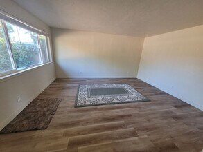 360 SE 18th Ave in Albany, OR - Building Photo - Building Photo