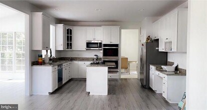 8186 Madrillon Oaks Ct in Vienna, VA - Foto de edificio - Building Photo