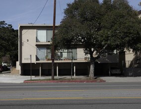 14225 Burbank Blvd in Van Nuys, CA - Foto de edificio - Building Photo