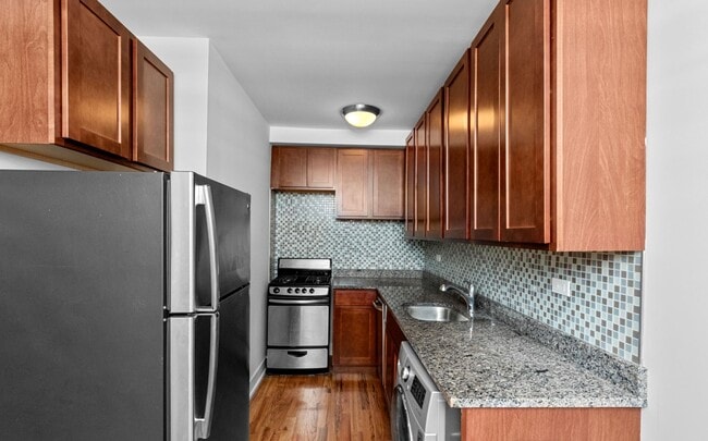 556 W Arlington Pl, Unit 212