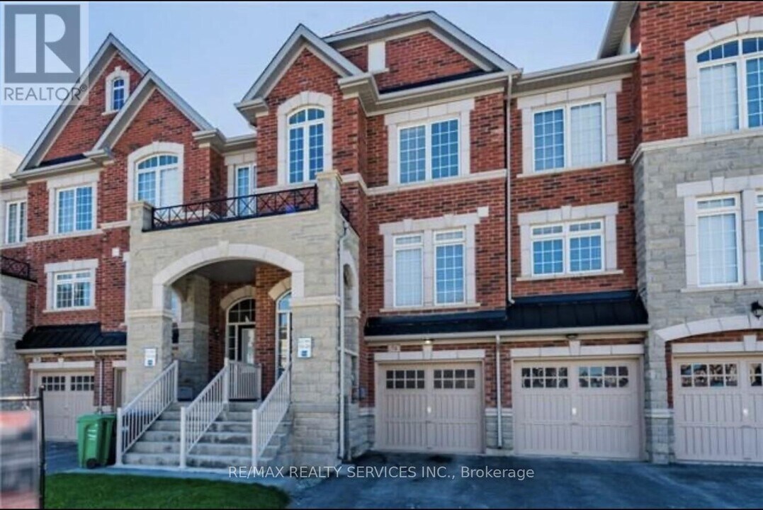 74 Aldersgate Dr in Brampton, ON - Building Photo