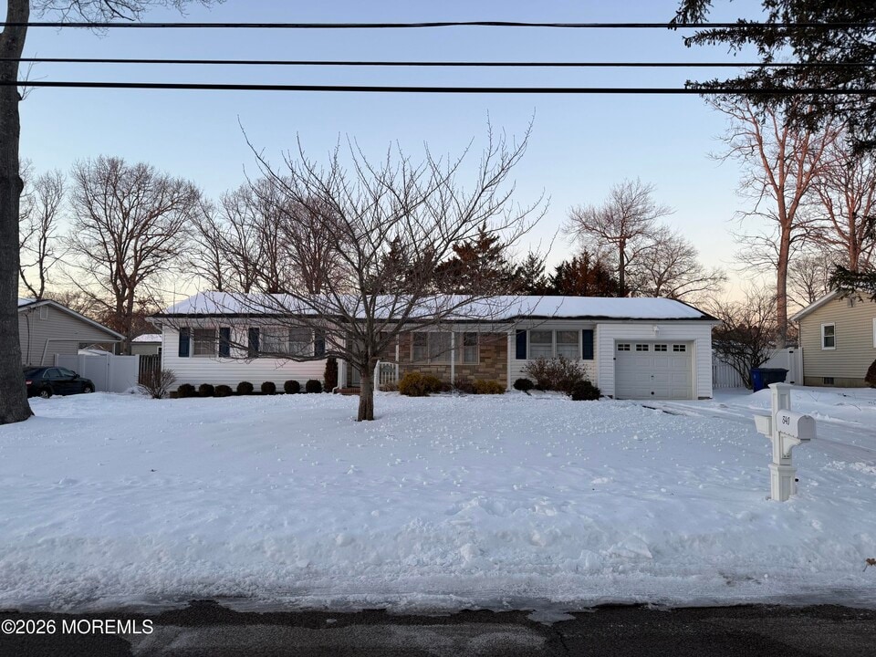 340 Suburban Dr in Toms River, NJ - Building Photo