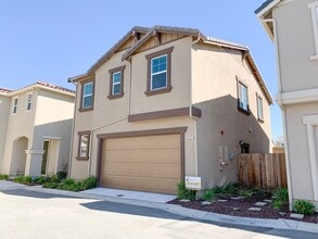 2240 Gladiola Dr in Hollister, CA - Building Photo - Building Photo