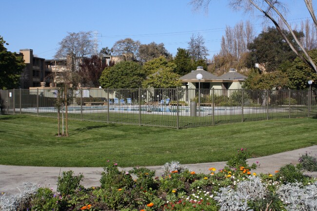 1051 Beach Park Blvd in Foster City, CA - Foto de edificio - Building Photo