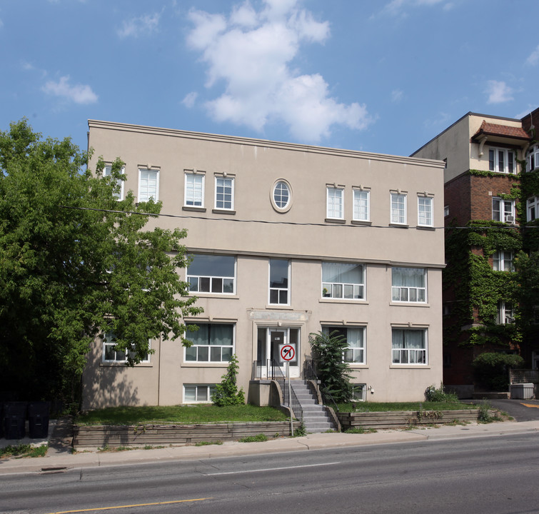 1601 Bathurst St in Toronto, ON - Building Photo