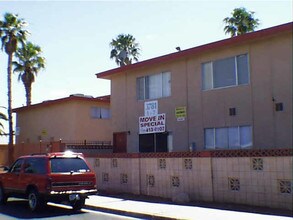3791 Royal Crest St in Las Vegas, NV - Foto de edificio - Building Photo