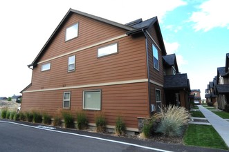 Fairhaven Townhomes in Redmond, OR - Building Photo - Building Photo