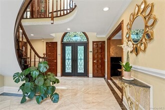 8 Trusdale Ct in Old Westbury, NY - Building Photo - Building Photo