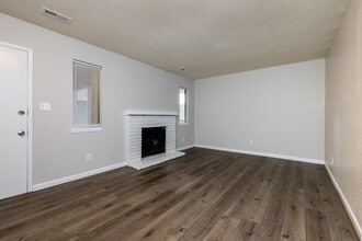 Harrison Street Apartments in Topeka, KS - Building Photo - Interior Photo