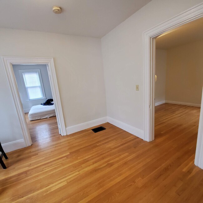 121 Wyoming Ave, Unit Apt 1 in Malden, MA - Building Photo - Building Photo
