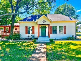 182 Douglas St in Van Alstyne, TX - Building Photo