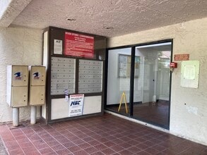 3075 Walnut Bend Ln in Houston, TX - Building Photo - Building Photo