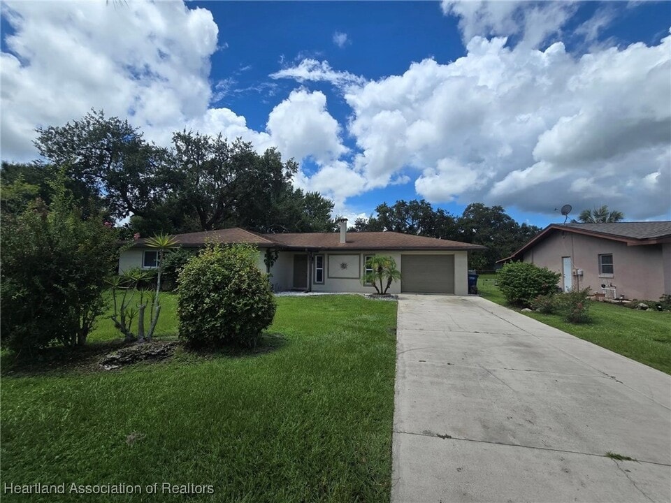 2717 Queenswood Dr in Sebring, FL - Building Photo