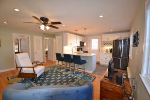 18 Austin Ct, Unit D in Saugus, MA - Building Photo