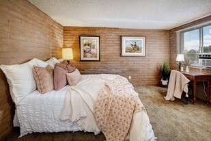 University Arms Apartments in Tucson, AZ - Building Photo