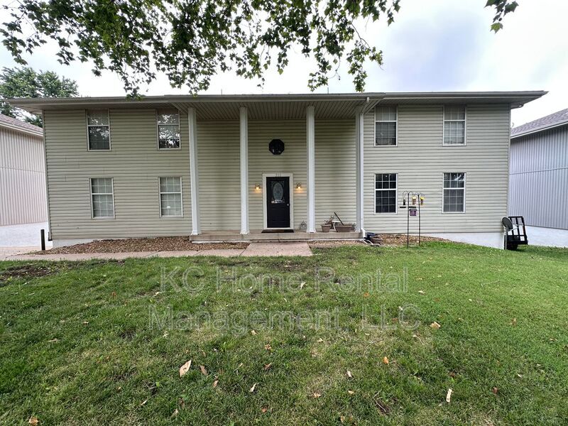 211 Barr Rd in Grain Valley, MO - Building Photo