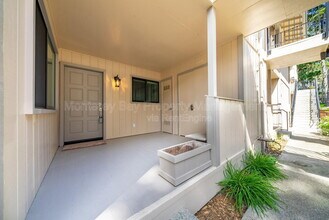 250 Forest Ridge Rd in Monterey, CA - Foto de edificio - Building Photo