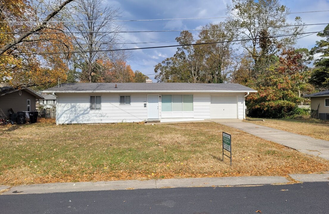 1108 St Christopher St in Columbia, MO - Foto de edificio