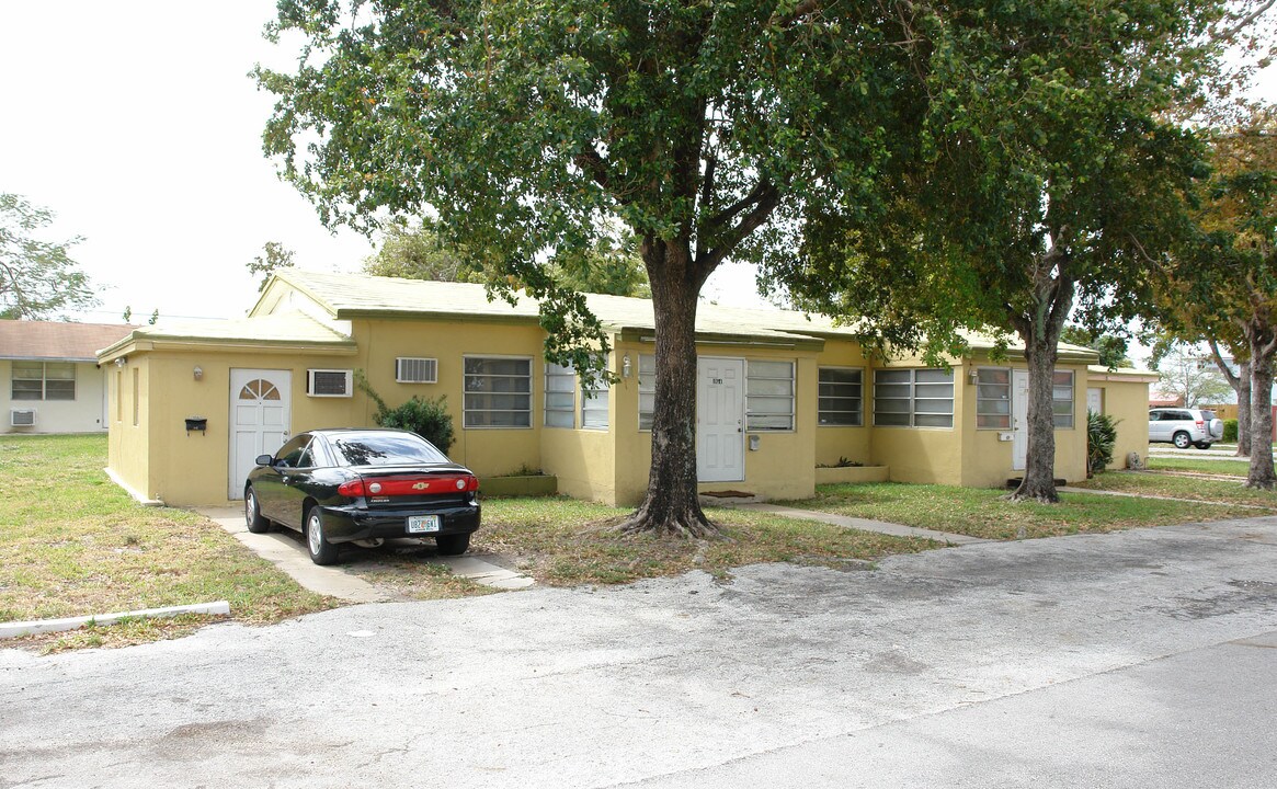 1954-1958 Scott St in Hollywood, FL - Building Photo